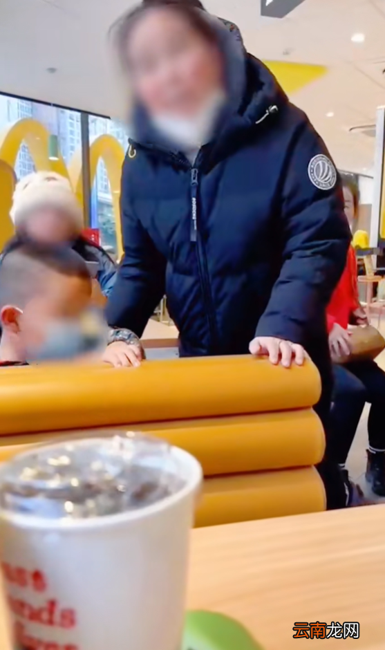要求男子讓座被拒，大媽抱怨：位置空了，我躺一下一點問題沒有