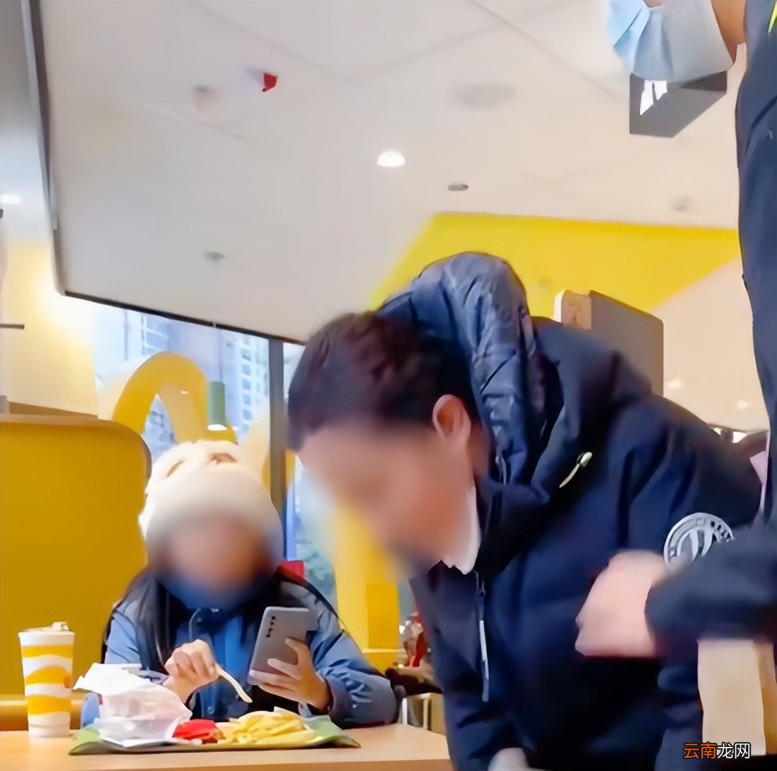 要求男子讓座被拒，大媽抱怨：位置空了，我躺一下一點問題沒有
