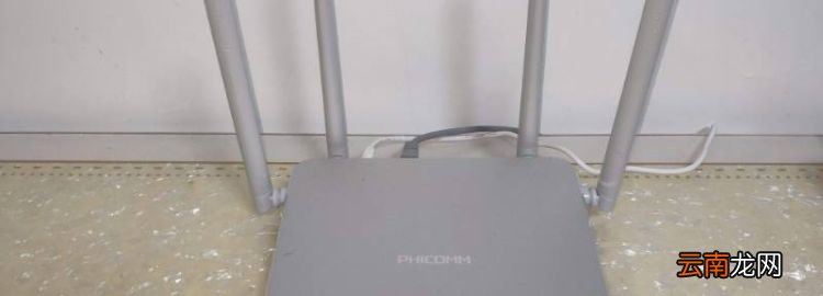 phlcomm是什么路由器，一長(zhǎng)條白色塑料扣起來(lái)