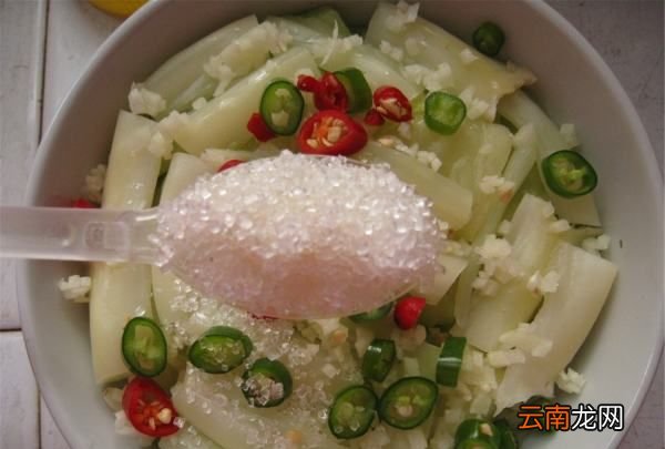 卷心菜怎么做咸菜，包菜芹菜腌制咸菜的做法