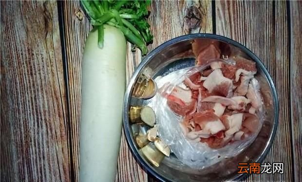 蘿卜燉后腿肉的做法