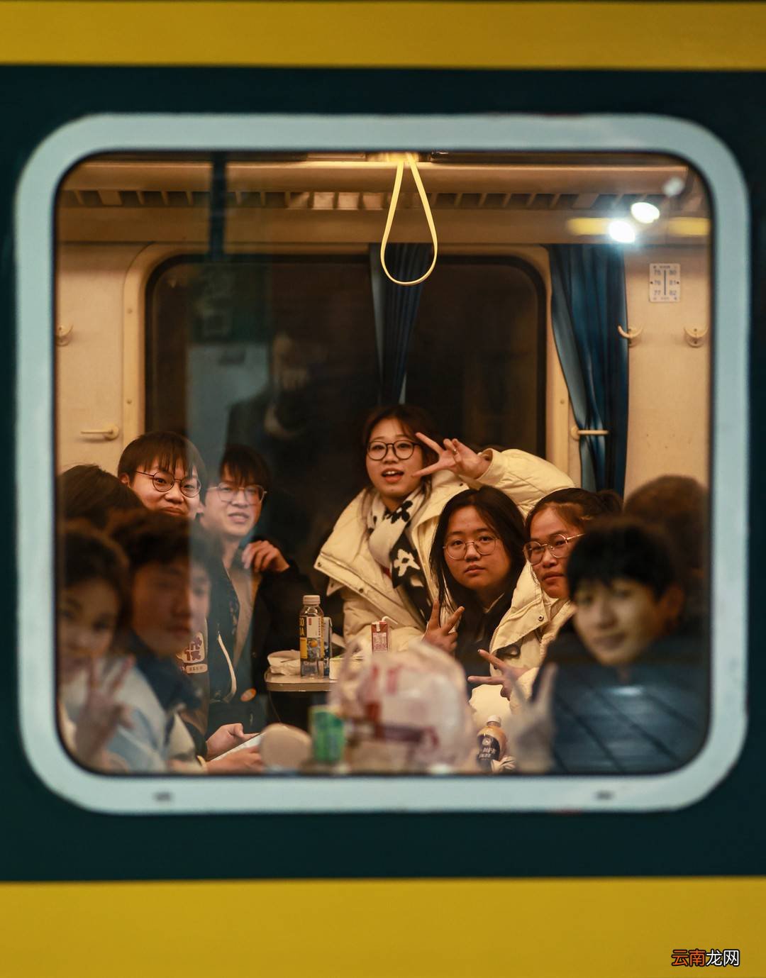 圖集｜元旦假期 廣安站列車車窗里的人間煙火